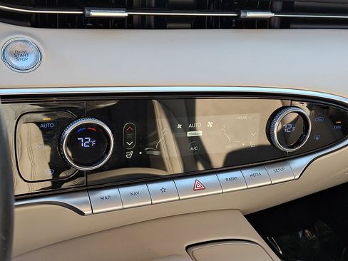 Certified 2022 Genesis GV70 2.5T image 23