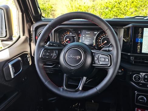 Used 2024 Jeep Gladiator Rubicon w/ Technology Group AWD/4WD image 33
