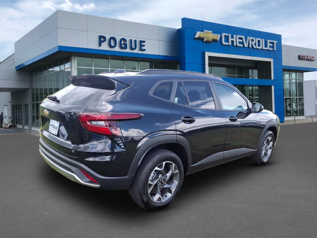 Used 2024 Chevrolet Trax LT FWD image 2
