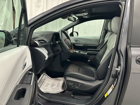 Used 2025 Toyota Sienna XSE image 10