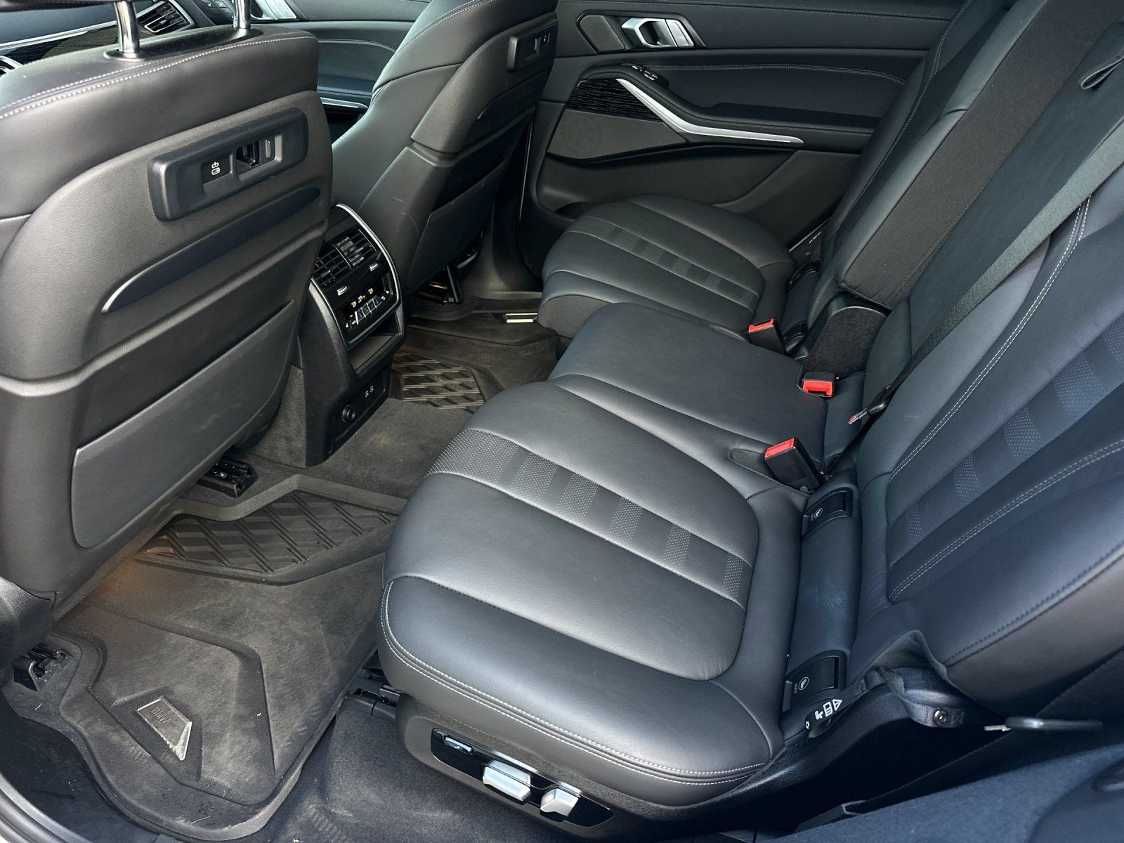 Used 2022 BMW X7 M50i AWD/4WD image 11