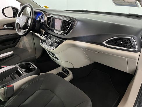 Used 2019 Chrysler Pacifica Touring Plus image 24