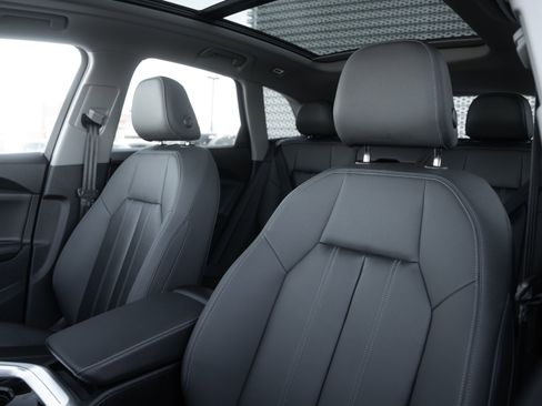 Certified 2025 Audi Q5 Premium w/ Convenience Package image 23