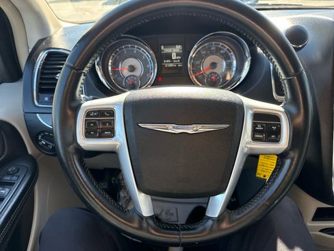 Used 2014 Chrysler Town & Country Touring image 24