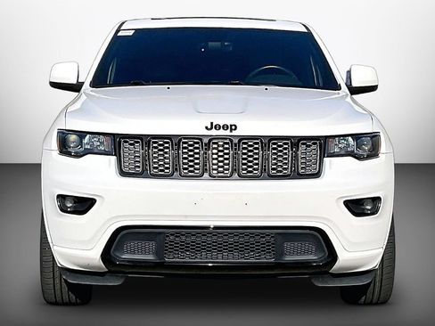 Used 2017 Jeep Grand Cherokee Altitude RWD image 3