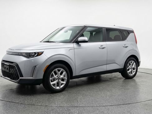 Used 2025 Kia Soul LX w/ LX Technology Package FWD image 3