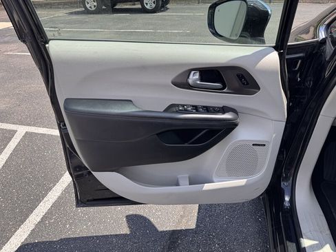 Used 2017 Chrysler Pacifica Limited FWD image 12