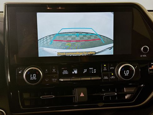 Used 2024 Toyota Highlander XLE FWD image 25