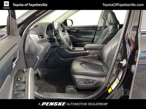 Used 2023 Toyota Highlander XLE image 25