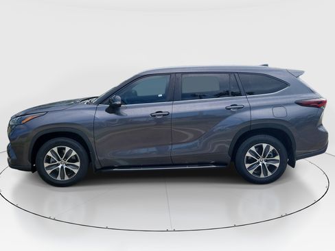 Used 2024 Toyota Highlander XLE AWD/4WD image 4