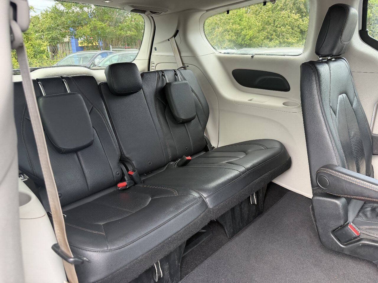 Used 2018 Chrysler Pacifica Touring-L FWD image 17