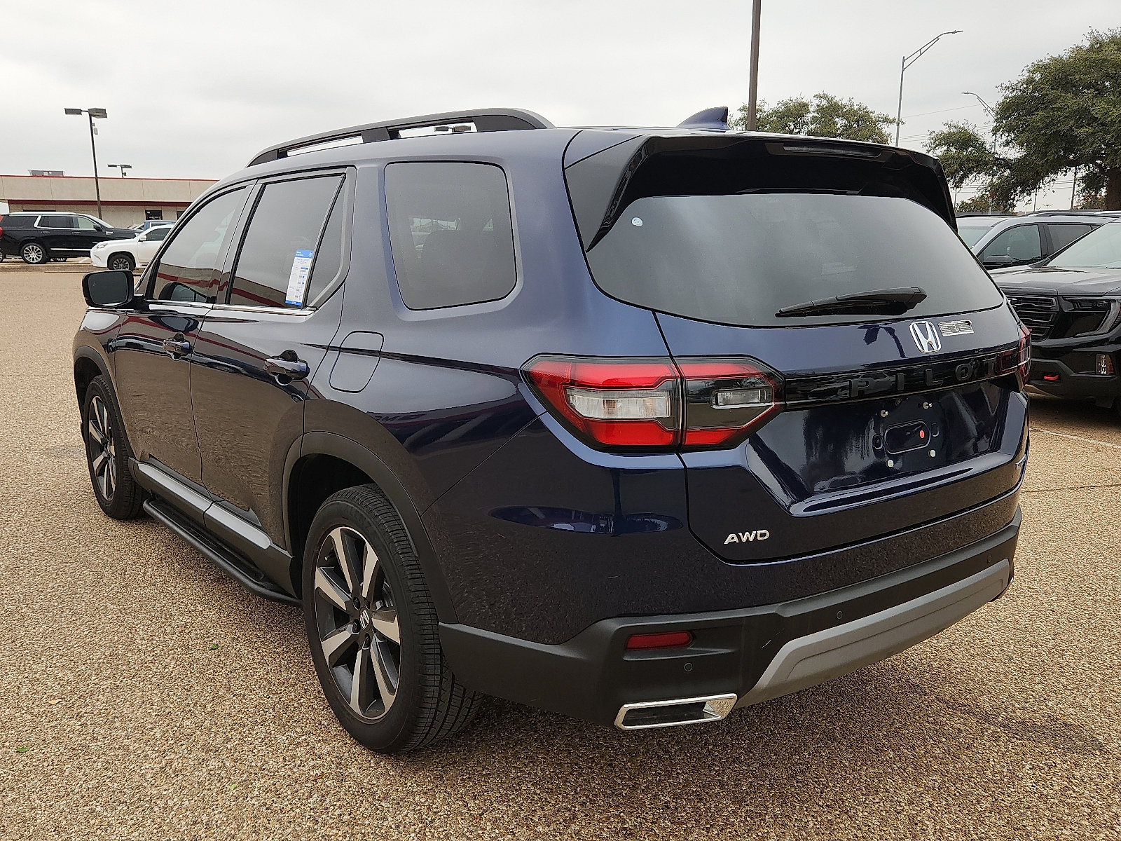 Used 2025 Honda Pilot Touring image 3