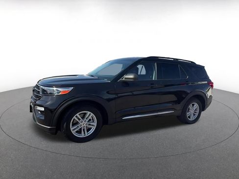 Used 2024 Ford Explorer XLT w/ Equipment Group 202A RWD image 8