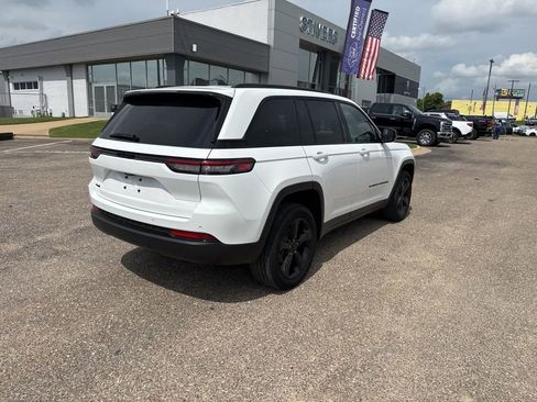 Used 2023 Jeep Grand Cherokee Altitude AWD/4WD image 19