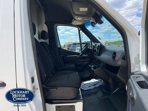 Used 2019 Freightliner Sprinter 170 RWD image 16
