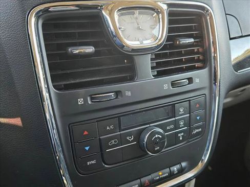 Used 2016 Chrysler Town & Country Touring-L image 13