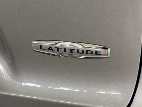 Used 2019 Jeep Cherokee Latitude Plus w/ Comfort/Convenience Group AWD/4WD image 12