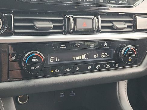Used 2022 Nissan Pathfinder SL AWD/4WD image 15