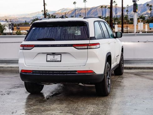 New 2025 Jeep Grand Cherokee Altitude image 9