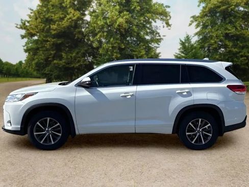 Used 2018 Toyota Highlander XLE w/ Carpet Mat Package (TMS) image 5