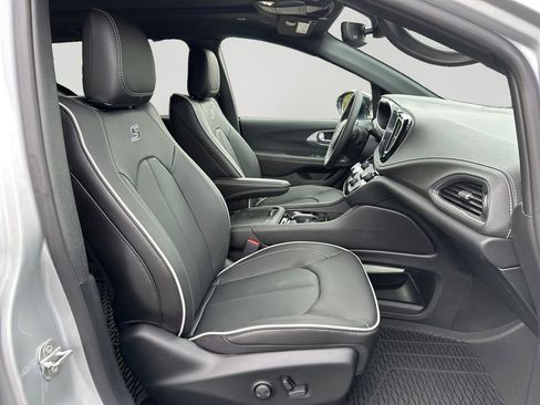 New 2026 Chrysler Pacifica Limited w/ S Appearance Package image 12