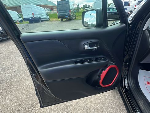 Used 2019 Jeep Renegade Trailhawk AWD/4WD image 10