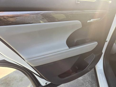 New 2026 Toyota Highlander Platinum image 19