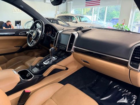Used 2018 Porsche Cayenne Platinum Edition w/ Premium Package Plus image 12