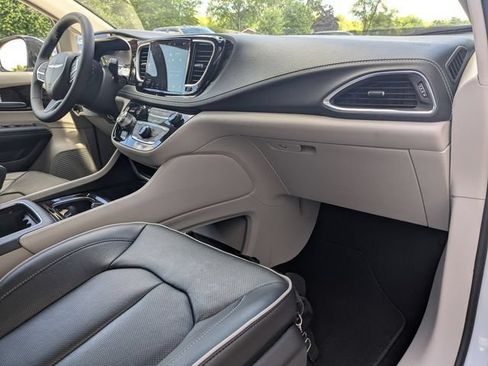 Used 2023 Chrysler Pacifica Limited FWD image 24