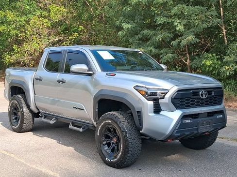 Used 2024 Toyota Tacoma TRD Off-Road AWD/4WD image 8
