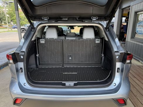 Used 2021 Toyota Highlander XLE FWD image 20