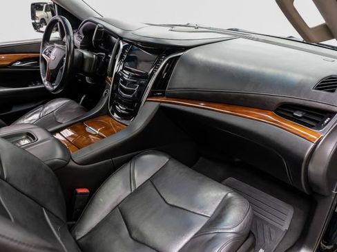 Used 2019 Cadillac Escalade Premium Luxury image 21