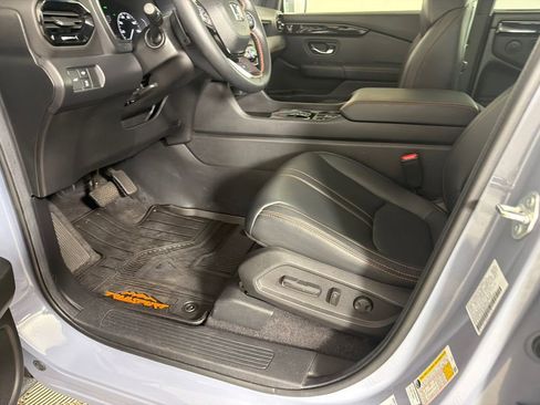 Used 2025 Honda Pilot TrailSport image 10