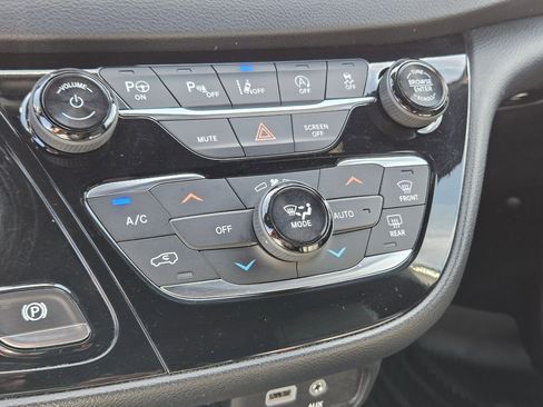 Used 2019 Chrysler Pacifica Touring-L w/ Advanced Safetytec Group FWD image 25