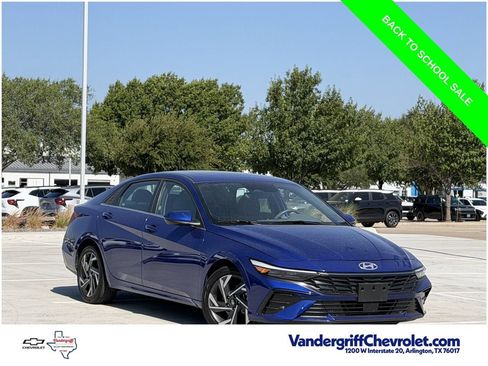 Used 2025 Hyundai Elantra SEL FWD image 2