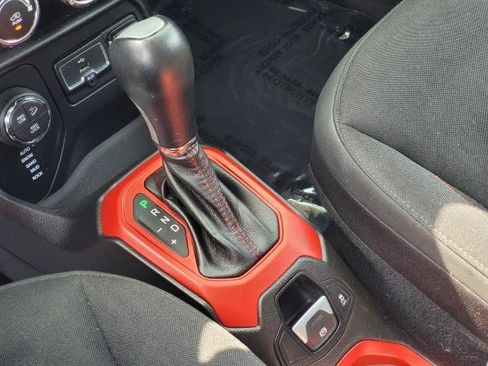 Used 2015 Jeep Renegade Trailhawk AWD/4WD image 16