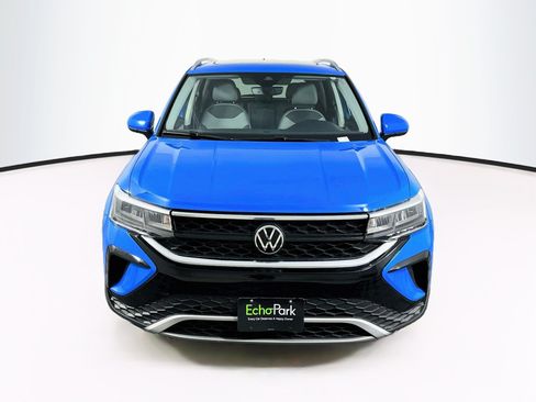 Used 2023 Volkswagen Taos SE w/ Panoramic Sunroof Package AWD/4WD image 2