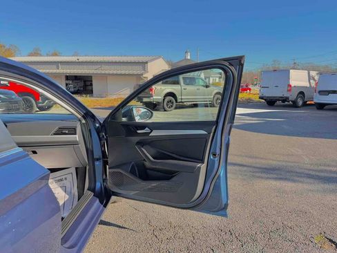 Used 2019 Volkswagen Jetta SE w/ Cold Weather Package image 14