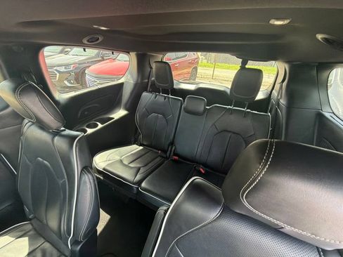 Used 2025 Chrysler Pacifica Limited FWD image 25