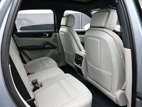Certified 2021 Porsche Cayenne S image 28