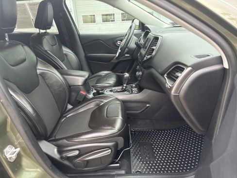 Used 2019 Jeep Cherokee Latitude Plus w/ Cold Weather Group AWD/4WD image 12