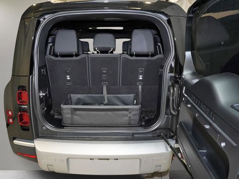 Used 2023 Land Rover Defender 130 SE image 6