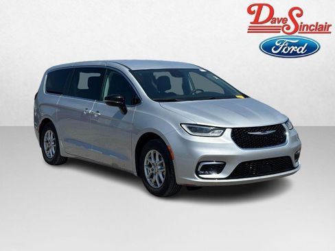 Used 2024 Chrysler Pacifica Touring-L FWD image 4