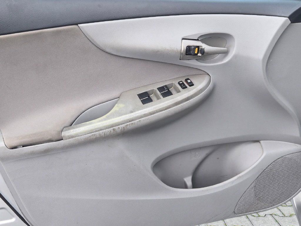 Used 2013 Toyota Corolla LE FWD image 11
