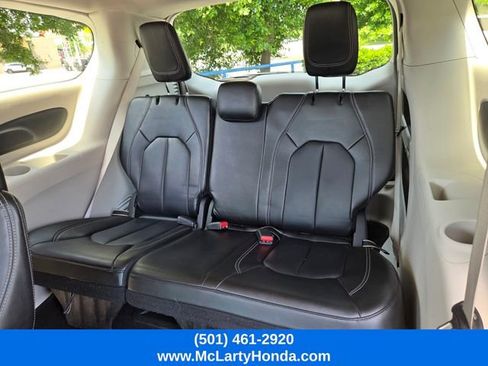 Used 2023 Chrysler Pacifica Touring-L FWD image 12
