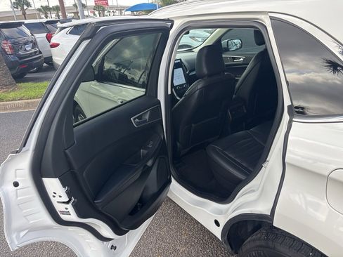 Used 2022 Ford Edge SEL w/ Convenience Package image 11