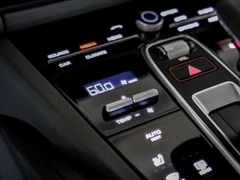 Used 2021 Porsche Cayenne w/ Premium Package image 38