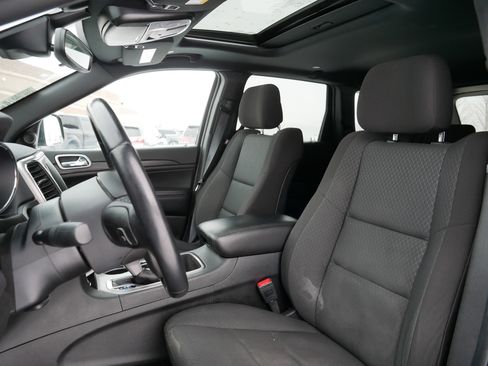 Used 2021 Jeep Grand Cherokee Laredo image 32