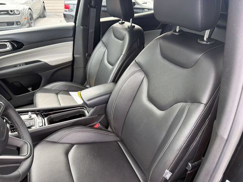 Used 2025 Jeep Compass Limited AWD/4WD image 10