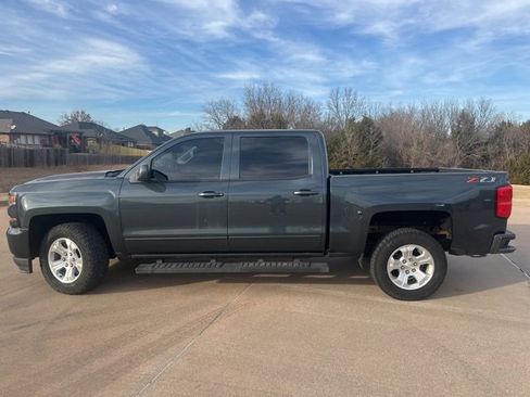 Used 2018 Chevrolet Silverado 1500 LT w/ Texas Edition image 2